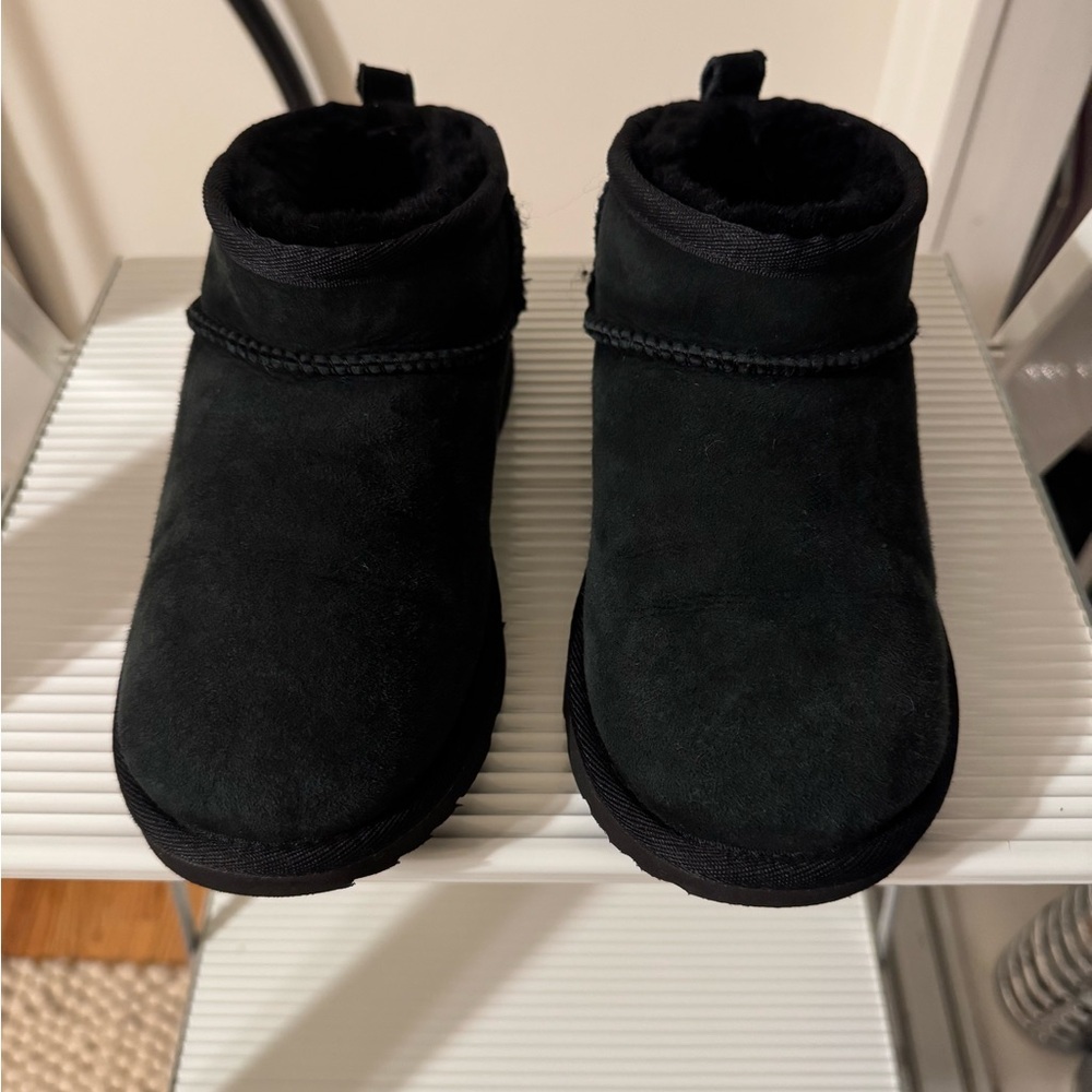 Kids Uggs Shortie Ankle Boots- black. Size 2